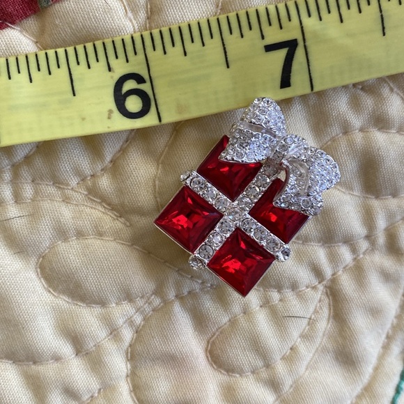Beautiful gift box brooch. Red square stones and clear round. New condition. - Picture 4 of 4